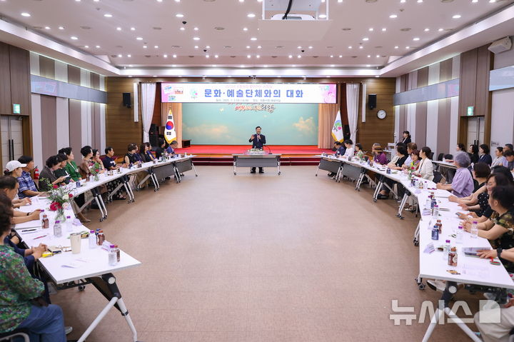 [의왕=뉴시스] 김성제 경기 의왕시장이 문화예술단체와 '찾아가는 시장실'을 운영하고 있다. (사진=의왕시 제공) 2025.07.03. 2025.07.03. photo@newsis.com