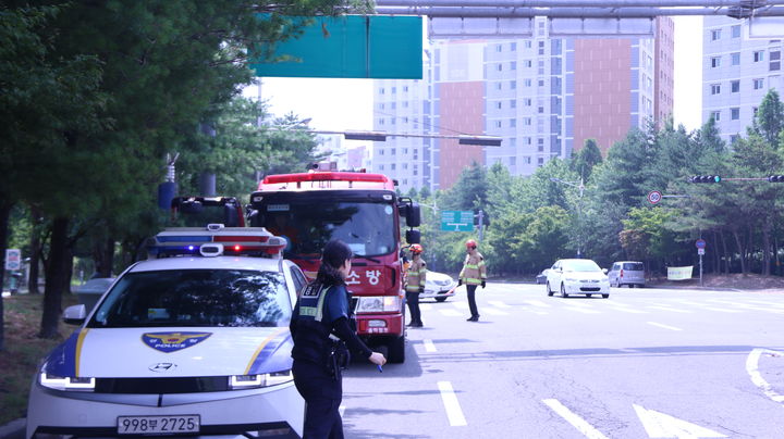 [대구=뉴시스] 대구 동부경찰서와 동부소방서가 3일 동구 율하지하차도에서 여름철 집종호우로 인한 지하차도 침수 사고 대비 합동훈련을 진행하고 있다. (사진=대구동부경찰서 제공) 2025.07.03. photo@newsis.com *재판매 및 DB 금지