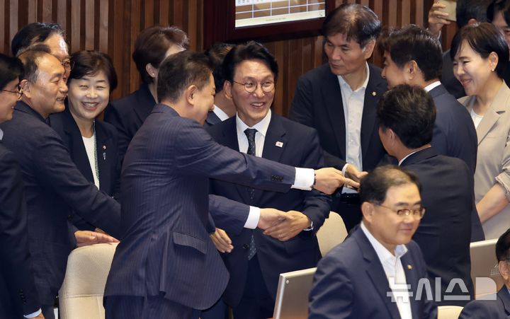 [서울=뉴시스] 김금보 기자 = 김민석 국무총리 후보자가 3일 서울 여의도 국회에서 열린 제426회 국회(임시회) 제4차 본회의에서 총리 임명동의안이 가결된 후 의원들의 축하를 받고 있다. 2025.07.03. kgb@newsis.com