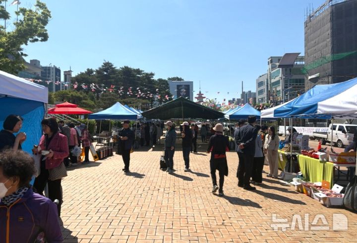[포항=뉴시스] 송종욱 기자 = 매주 토요일 포항시청 광장에서 열리는 우수 농특산물 직거래 장터인 '영일만 친구들 사랑 장터'가 지역 농산물 판매 촉진은 물론 시정 홍보와 시민 건강 증진의 장으로 자리잡고있다. 사진은 '영일만 친구들 사랑 장터' 모습. (사진=포항시 제공) 2025.07.03. photo@newsis.com