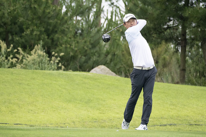 [서울=뉴시스] 김영우가 3일 충남 태안 솔라고CC 솔코스(파72)에서 열린 제29회 KPGA 시니어 선수권대회 2라운드 경기에 임하고 있다. (사진=KPGA 제공) 2025.07.03. *재판매 및 DB 금지