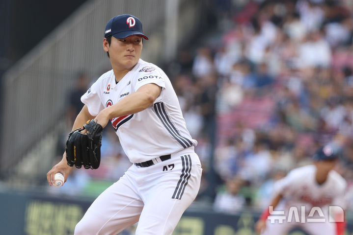 [서울=뉴시스] 프로야구 두산 베어스 곽빈이 3일 서울 잠실구장에서 열린 2025 신한 쏠뱅크 KBO리그 삼성 라이온즈와의 경기에 선발 등판해 공을 던지고 있다. (사진=두산 베어스 제공) 2025.07.03.