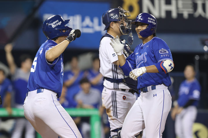 [서울=뉴시스] 프로야구 삼성 라이온즈 이재현(오른쪽)이 3일 서울 잠실구장에서 열린 2025 신한 쏠뱅크 KBO리그 두산 베어스와의 경기 9회초 만루홈런을 친 뒤 구자욱과 하이파이브를 하고 있다. (사진=삼성 라이온즈 제공) 2025.07.03. *재판매 및 DB 금지
