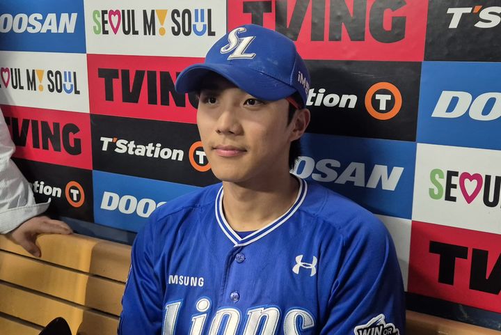 [서울=뉴시스] 문채현 기자 = 프로야구 삼성 라이온즈 이재현(오른쪽)이 3일 서울 잠실구장에서 열린 2025 신한 쏠뱅크 KBO리그 두산 베어스와의 경기에서 승리한 뒤 취재진과 인터뷰를 하고 있다. 2025.07.03. dal@newsis.com *재판매 및 DB 금지