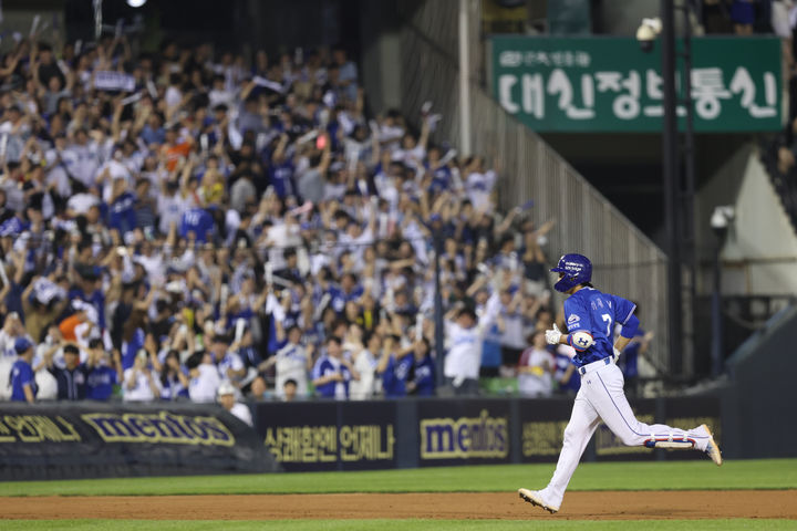 [서울=뉴시스] 프로야구 삼성 라이온즈 이재현이 3일 서울 잠실구장에서 열린 2025 신한 쏠뱅크 KBO리그 두산 베어스와의 경기 9회초 만루홈런을 친 뒤 베이스를 돌고 있다. (사진=삼성 라이온즈 제공) 2025.07.03. *재판매 및 DB 금지