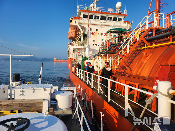 [여수=뉴시스] 전남 여수 해상서 염산 유출사고, 해경 방제작업. (사진=여수해양경찰서 제공). photo@newsis.com *재판매 및 DB 금지