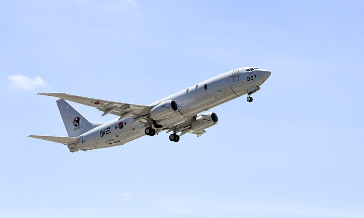 [서울=뉴시스] 2일 경북 포항 항공사령부 활주로에서 해군의 신형 해상초계기 P-8A(포세이돈)가 조종사 훈련을 위해 이륙하고 있다. (사진=해군 제공) 2025.07.03. photo@newsis.com *재판매 및 DB 금지