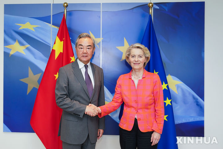 [브뤼셀=신화/뉴시스] 왕이 중국 공산당 중앙정치국 위원 겸 외교부장이 2일 벨기에 브뤼셀에서 우르줄라 유럽연합(EU) 집행위원장(오른쪽)과 만나 악수하고 있다. 2025.07.03