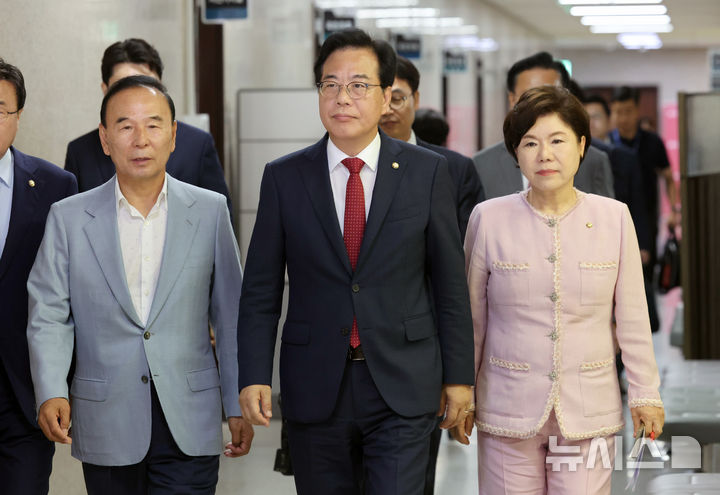 [서울=뉴시스] 김금보 기자 = 송언석 비상대책위원장 겸 원내대표와 비대위원들이 3일 서울 여의도 국회에서 열린 비상대책위원회의에 참석하고 있다. 왼쪽부터 박덕흠 비대위원, 송언석 비대위원장, 조은희 비대위원. 2025.07.03. kgb@newsis.com