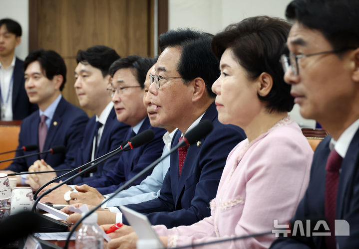 [서울=뉴시스] 고승민 기자 = 송언석 국민의힘 비상대책위원장 겸 원내대표가 3일 서울 여의도 국회에서 열린 비상대책위원회의에서 발언하고 있다. 2025.07.03. kkssmm99@newsis.com