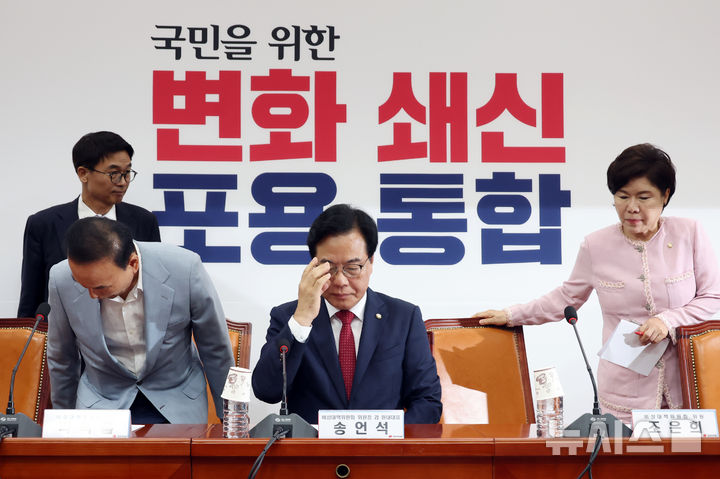 [서울=뉴시스] 고승민 기자 = 송언석 국민의힘 비상대책위원장 겸 원내대표가 3일 서울 여의도 국회에서 열린 비상대책위원회의에 참석하고 있다. 2025.07.03. kkssmm99@newsis.com