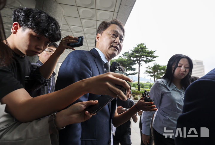 [서울=뉴시스] 홍효식 기자 = 김주현 전 대통령실 민정수석이 3일 서울 서초구 서울고검에 마련된 내란특검 사무실에 조사를 받기 위해 출석하고 있다. 2025.07.03. yesphoto@newsis.com