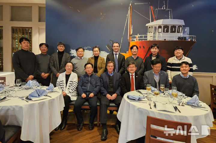 강영수 한국에너지공과대학교(KENTECH·켄텍) 교수(첫 번째줄 왼쪽 두 번째)가 MIT Yang Shao-Horn 교수 연구팀과 '인공 광합성 기반 CO₂ 액체 연료 전환' 국제공동연구 협력을 위한 협의를 마치고 기념 촬영을 하고 있다. (사진=켄텍 제공) photo@newsis.com *재판매 및 DB 금지