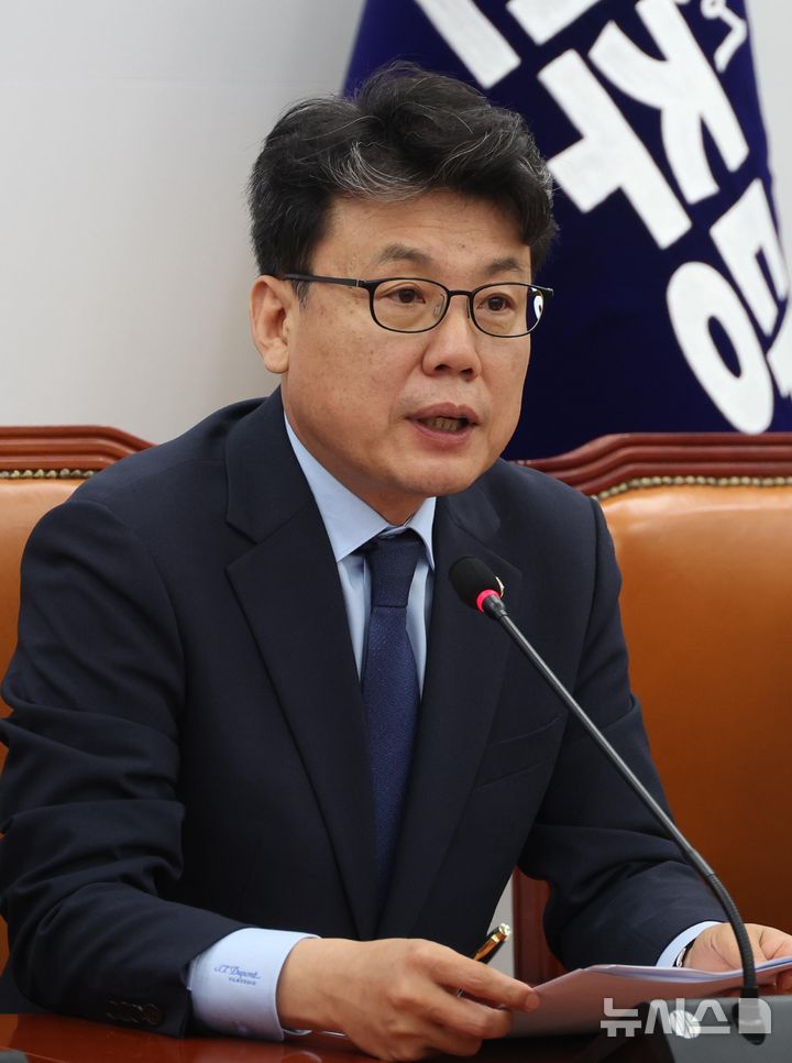 [서울=뉴시스] 조성봉 기자 = 진성준 더불어민주당 정책위의장이 3일 오전 서울 여의도 국회에서 열린 정책조정회의에서 발언을 하고 있다.  2025.07.03. suncho21@newsis.com