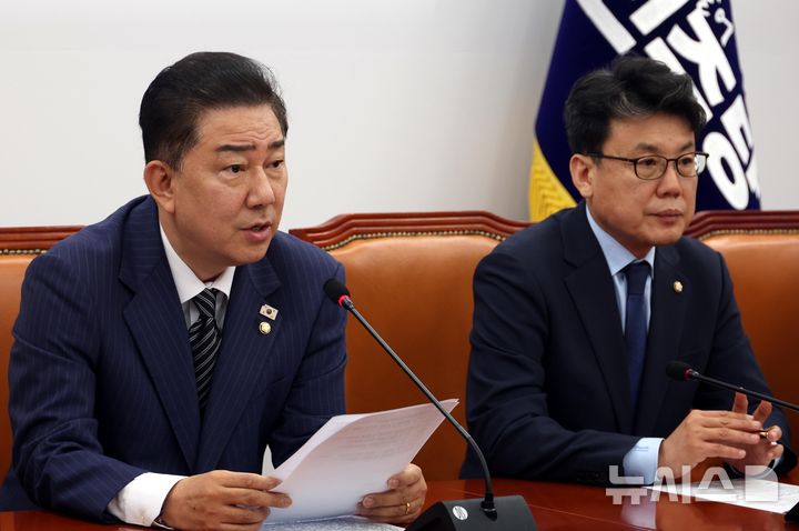 [서울=뉴시스] 조성봉 기자 = 김병기 더불어민주당 당대표 직무대행 겸 원내대표가 지난 3일 오전 서울 여의도 국회에서 열린 정책조정회의에서 발언을 하고 있다. 오른쪽은 진성준 정책위의장. 2025.07.03. suncho21@newsis.com