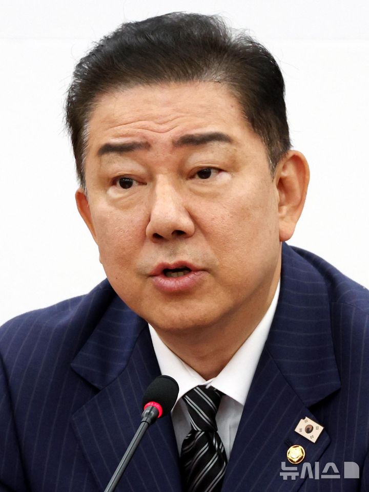 [서울=뉴시스] 조성봉 기자 = 김병기 더불어민주당 당대표 직무대행 겸 원내대표가 3일 오전 서울 여의도 국회에서 열린 정책조정회의에서 발언을 하고 있다.&nbsp; 2025.07.03. suncho21@newsis.com