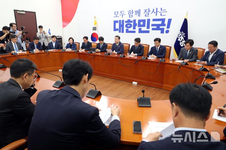 [서울=뉴시스] 조성봉 기자 = 김병기 더불어민주당 당대표 직무대행 겸 원내대표가 3일 오전 서울 여의도 국회에서 열린 정책조정회의에서 발언을 하고 있다. 2025.07.03. suncho21@newsis.com