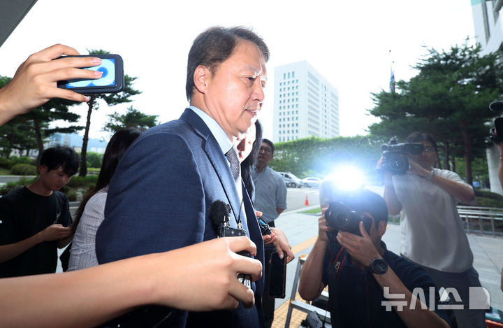 [서울=뉴시스] 홍효식 기자 = 김주현 전 대통령실 민정수석이 3일 서울 서초구 서울고검에 마련된 내란특검 사무실에 조사를 받기 위해 출석하고 있다. 2025.07.03. yesphoto@newsis.com