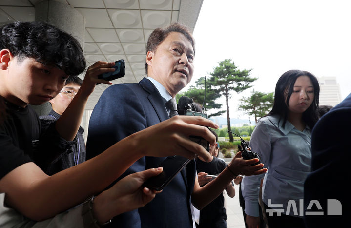 [서울=뉴시스] 홍효식 기자 = 김주현 전 대통령실 민정수석이 3일 서울 서초구 서울고검에 마련된 내란특검 사무실에 조사를 받기 위해 출석하고 있다. 2025.07.03. yesphoto@newsis.com