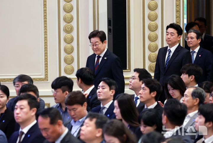 [서울=뉴시스] 고범준 기자 = 이재명 대통령이 3일 청와대 영빈관에서 열린 '대통령의 30일, 언론이 묻고 국민에게 답하다' 기자회견에 입장하고 있다. 2025.07.03. bjko@newsis.com