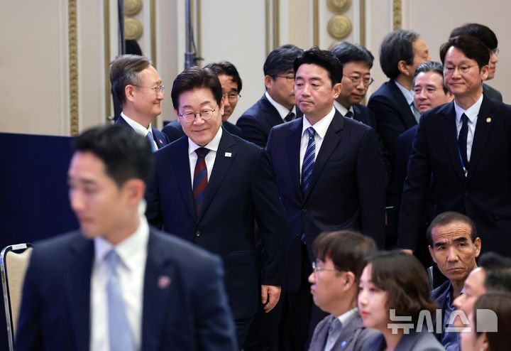 [서울=뉴시스] 고범준 기자 = 이재명 대통령이 3일 청와대 영빈관에서 열린 '대통령의 30일, 언론이 묻고 국민에게 답하다' 기자회견에 입장하고 있다. 2025.07.03. bjko@newsis.com