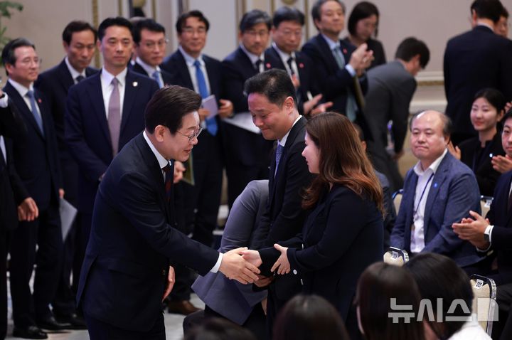 [서울=뉴시스] 고범준 기자 = 이재명 대통령이 3일 청와대 영빈관에서 열린 '대통령의 30일, 언론이 묻고 국민에게 답하다' 기자회견에 입장하며 취재진과 인사하고 있다. 2025.07.03. bjko@newsis.com