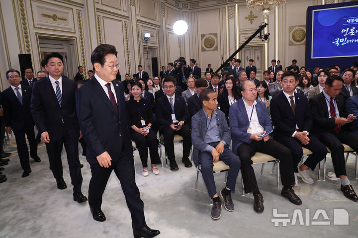 [서울=뉴시스] 고범준 기자 = 이재명 대통령이 3일 청와대 영빈관에서 열린 '대통령의 30일, 언론이 묻고 국민에게 답하다' 기자회견에 입장하고 있다. (대통령실통신사진기자단) 2025.07.03. bjko@newsis.com