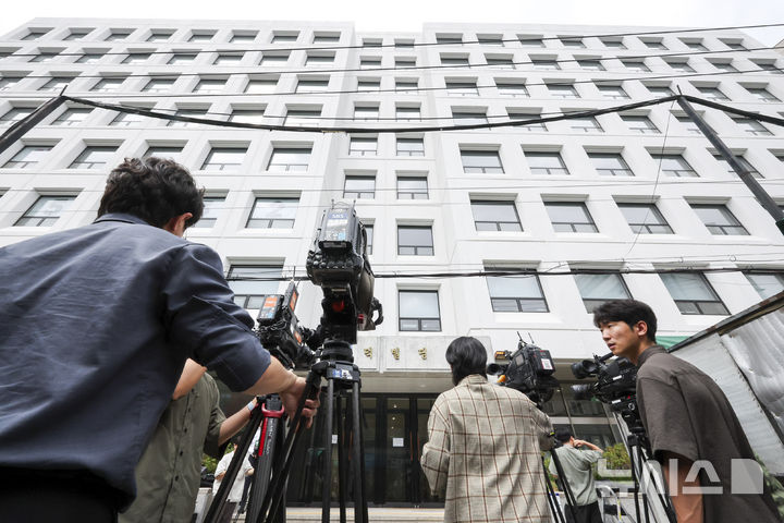 [서울=뉴시스] 조성우 기자 = 지난 3일 서울시내 위치한 삼부토건 사무실 앞에서 취재진들이 대기하고 있다. 김건희 여사와 관련한 의혹을 수사하는 민중기 특별검사팀이 삼부토건에 대한 압수수색에 나섰다. 현판식을 열고 수사를 개시한지 이틀 만에 첫 강제수사다. 2025.07.04. xconfind@newsis.com