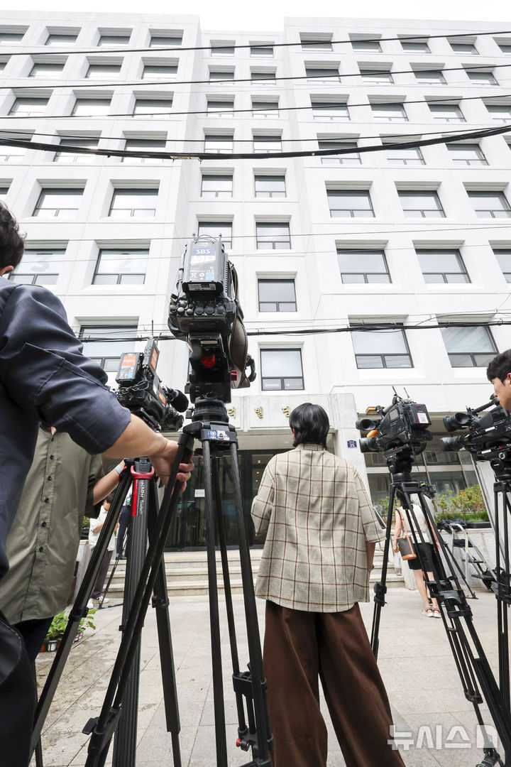[서울=뉴시스] 조성우 기자 = 3일 서울시내 위치한 삼부토건 사무실 앞에서 취재진들이 대기하고 있다. 김건희 여사와 관련한 의혹을 수사하는 민중기 특별검사팀이 삼부토건에 대한 압수수색에 나섰다. 현판식을 열고 수사를 개시한지 이틀 만에 첫 강제수사다. 2025.07.03. xconfind@newsis.com