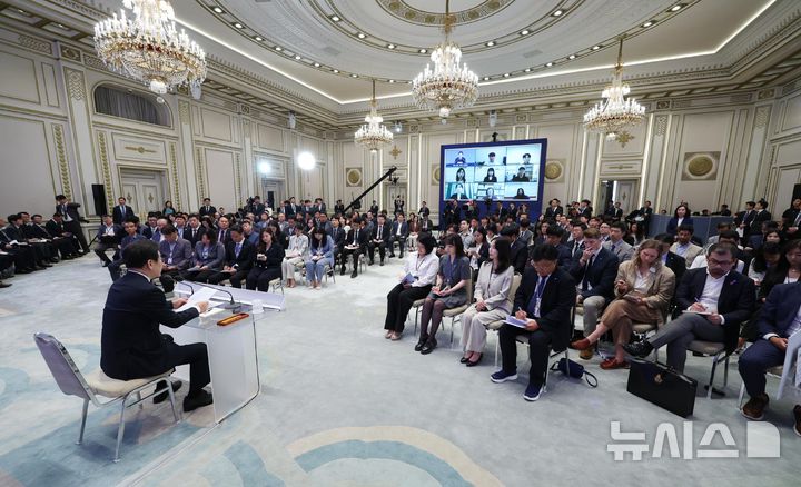 [서울=뉴시스] 고범준 기자 = 이재명 대통령이 3일 청와대 영빈관에서 열린 '대통령의 30일, 언론이 묻고 국민에게 답하다' 기자회견에서 발언하고 있다. 2025.07.03. bjko@newsis.com