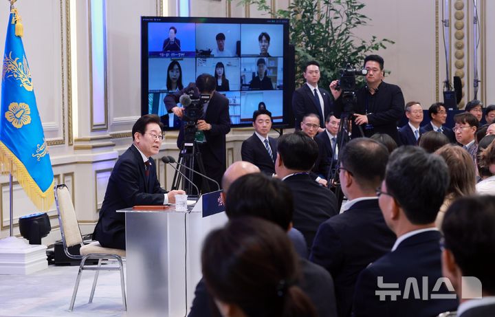 [서울=뉴시스] 고범준 기자 = 이재명 대통령이 3일 청와대 영빈관에서 열린 '대통령의 30일, 언론이 묻고 국민에게 답하다' 기자회견에서 취재진 질문에 답변하고 있다. 2025.07.03. bjko@newsis.com