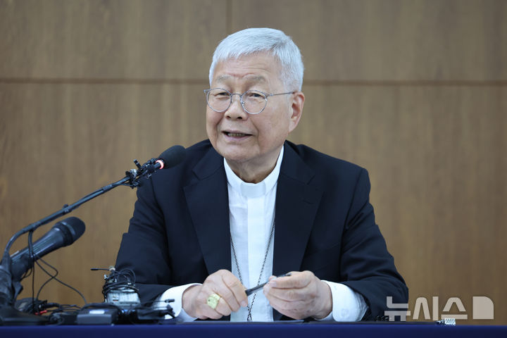 [서울=뉴시스] 박진희 기자 = 교황청 성직자부 장관 유흥식 추기경이 3일 서울 광진구 한국천주교주교회의에서 방한 기자간담회를 하고 있다. 2025.07.03. pak7130@newsis.com