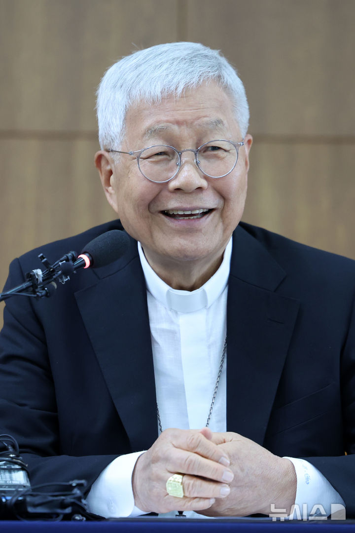 [서울=뉴시스] 박진희 기자 = 교황청 성직자부 장관 유흥식 추기경이 3일 서울 광진구 한국천주교주교회의에서 방한 기자간담회를 하고 있다. 2025.07.03. pak7130@newsis.com
