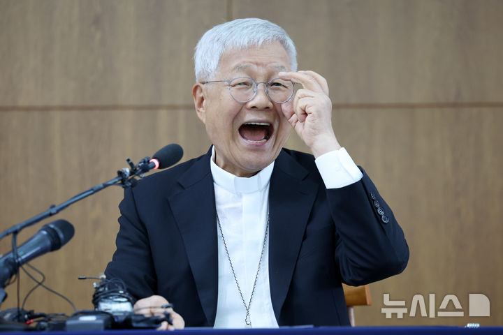 [서울=뉴시스] 박진희 기자 = 교황청 성직자부 장관 유흥식 추기경이 3일 서울 광진구 한국천주교주교회의에서 방한 기자간담회를 하고 있다. 2025.07.03. pak7130@newsis.com
