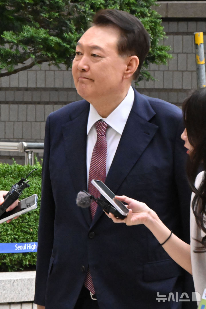 [서울=뉴시스] 사진공동취재단 = 윤석열 전 대통령이 3일 서울 서초구 서울중앙지방법원에서 열린 내란 우두머리 혐의·직권남용 권리행사 방해 혐의 사건 9차 공판에 출석하고 있다. 2025.07.03. photo@newsis.com
