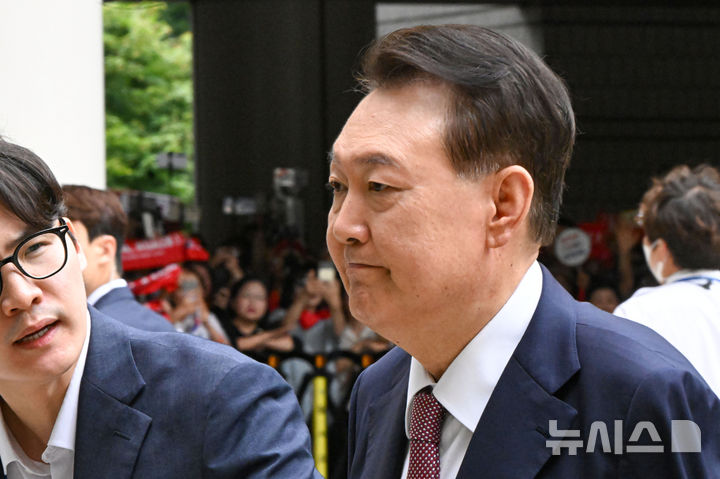 [서울=뉴시스] 사진공동취재단 = 윤석열 전 대통령이 3일 서울 서초구 서울중앙지방법원에서 열린 내란 우두머리 혐의·직권남용 권리행사 방해 혐의 사건 9차 공판에 출석하고 있다. 2025.07.03. photo@newsis.com