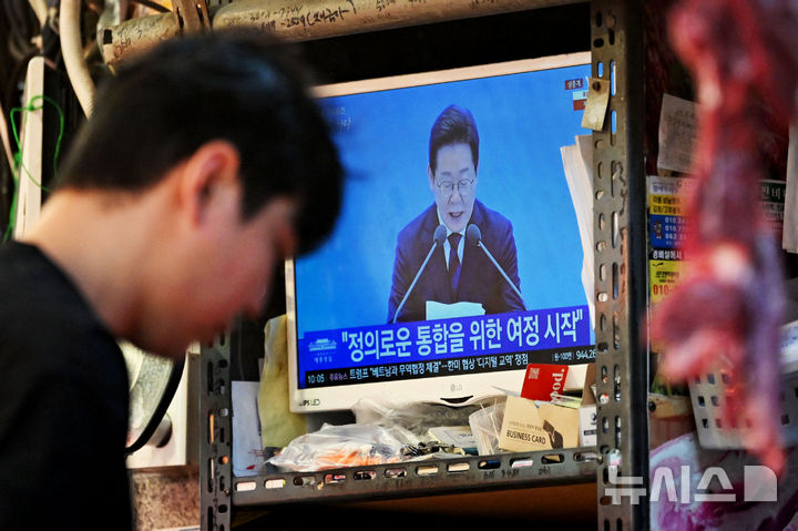 [광주=뉴시스] 이영주 기자 = 이재명 대통령 취임 30일 첫 기자회견이 열린 3일 오전 광주 북구 말바우시장 한 정육점 텔레비전에서 기자회견 현장 생중계 장면이 송출되고 있다. 2025.07.03. leeyj2578@newsis.com
