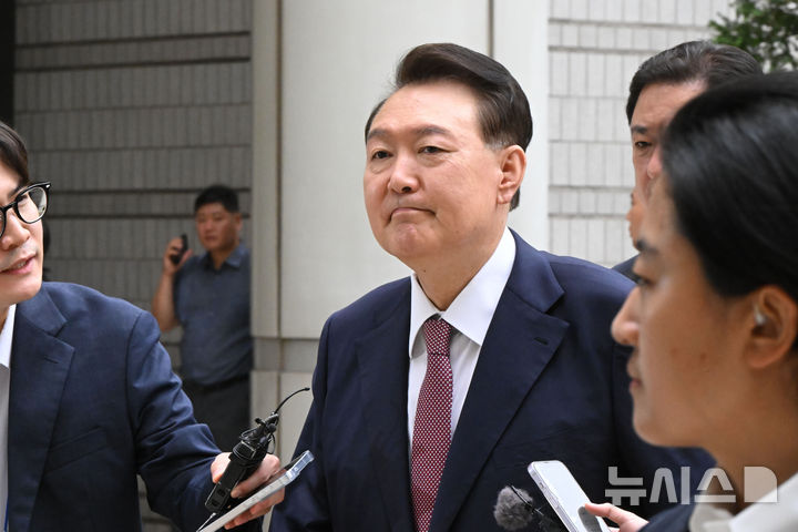 [서울=뉴시스] 사진공동취재단 = 윤석열 전 대통령이 3일 서울 서초구 서울중앙지방법원에서 열린 내란 우두머리 혐의·직권남용 권리행사 방해 혐의 사건 9차 공판에 출석하고 있다. 2025.07.03. photo@newsis.com