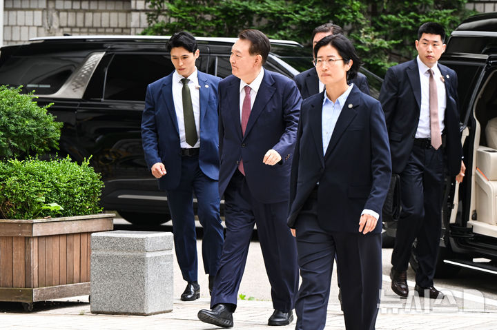 [서울=뉴시스] 사진공동취재단 = 윤석열 전 대통령이 3일 서울 서초구 서울중앙지방법원에서 열린 내란 우두머리 혐의·직권남용 권리행사 방해 혐의 사건 9차 공판에 출석하고 있다. 2025.07.03. photo@newsis.com