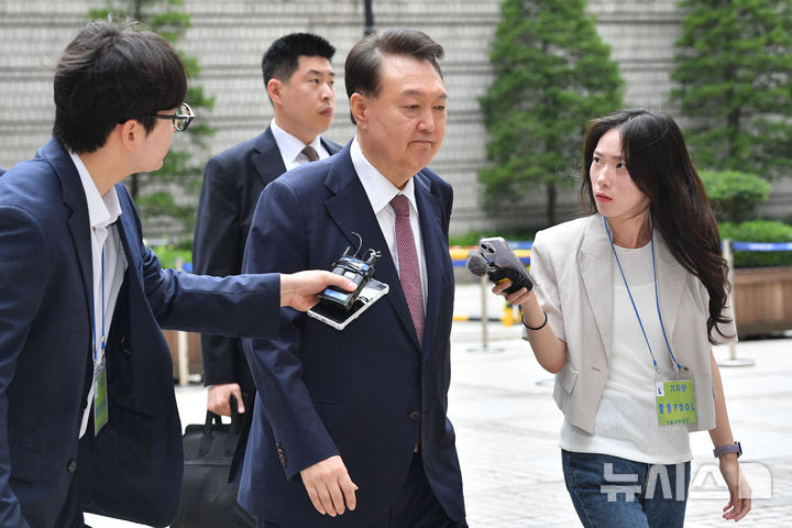 [서울=뉴시스] 사진공동취재단 = 윤석열 전 대통령이 3일 서울 서초구 서울중앙지방법원에서 열린 내란 우두머리 혐의·직권남용 권리행사 방해 혐의 사건 9차 공판에 출석하고 있다. 2025.07.03. photo@newsis.com