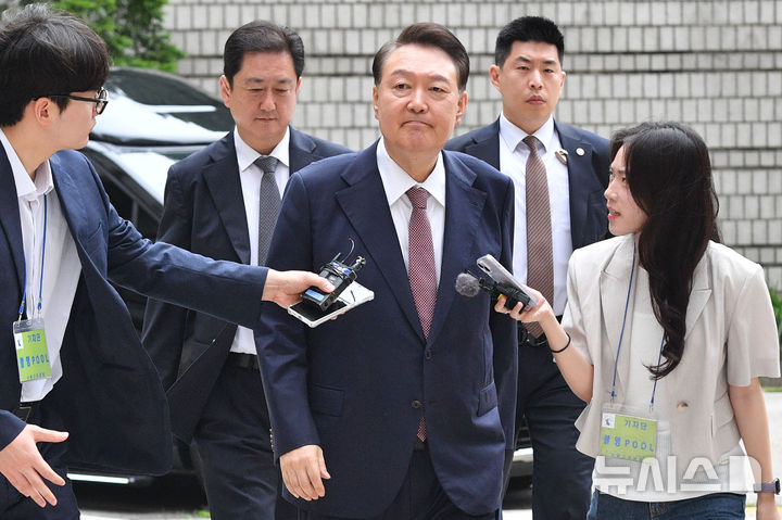 [서울=뉴시스] 사진공동취재단 = 윤석열 전 대통령이 3일 서울 서초구 서울중앙지방법원에서 열린 내란 우두머리 혐의·직권남용 권리행사 방해 혐의 사건 9차 공판에 출석하고 있다. 2025.07.03. photo@newsis.com