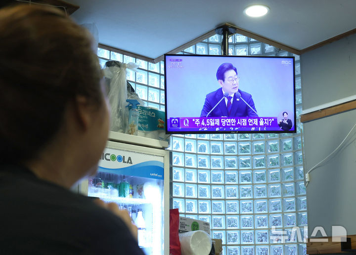 [인천=뉴시스] 전진환 기자 = 3일 오전 인천 남동구 구월동의 한 식당에서 식당주인이 이재명 대통령의 '대통령의 30일, 언론이 묻고 국민에게 답하다' 기자회견을 시청하고 있다.&nbsp; 2025.07.03. amin2@newsis.com