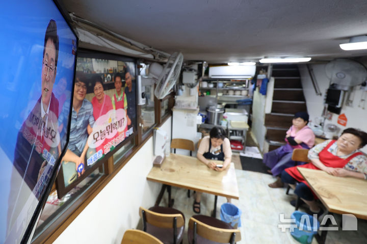 [서울=뉴시스] 권창회 기자 = 3일 서울 중구 남대문시장 내 식당에 이재명 대통령 취임 30일 기자회견 '대통령의 30일, 언론이 묻고 국민에게 답하다'가 생중계되고 있다. 2025.07.03. kch0523@newsis.com