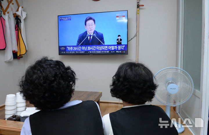 [울산=뉴시스] 배병수 기자 = 3일 오전 울산 남구 한 식당에서 직원들이 이재명 대통령의 '대통령의 30일, 언론이 묻고 국민에게 답하다' 기자회견을 시청하고 있다. 2025.07.03.bbs@newsis.com.