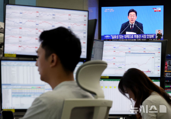 [서울=뉴시스] 김진아 기자 = 3일 서울 중구 하나은행 본점 딜링룸에서 이재명 대통령 취임 30일 기자회견 '대통령의 30일, 언론이 묻고 국민에게 답하다'가 생중계되고 있다. 코스피는 전 거래일(3075.06)보다 25.27포인트(0.82%) 상승한 3100.33에, 코스닥 지수는 전 거래일(782.17)보다 3.60포인트(0.46%) 오른 785.77에 거래를 시작했다. 2025.07.03. bluesoda@newsis.com