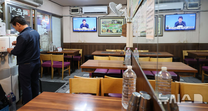 [서울=뉴시스] 권창회 기자 = 3일 서울 중구 남대문시장 내 식당에 이재명 대통령 취임 30일 기자회견 '대통령의 30일, 언론이 묻고 국민에게 답하다'가 생중계되고 있다. 2025.07.03. kch0523@newsis.com