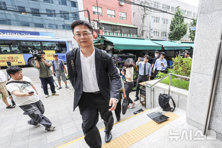 [서울=뉴시스] 조성우 기자 = 김건희 여사와 관련한 의혹을 수사하는 민중기 특별검사팀이 압수수색을 위해 3일 서울시내에 위치한 삼부토건 사무실로 들어가고 있다. 2025.07.03. xconfind@newsis.com