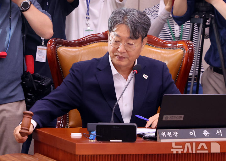 [서울=뉴시스] 김금보 기자 = 이춘석 법제사법위원회 위원장이 3일 서울 여의도 국회에서 열린 법제사법위원회 전체회의에서 의사봉을 두드리고 있다. 2025.07.03. kgb@newsis.com