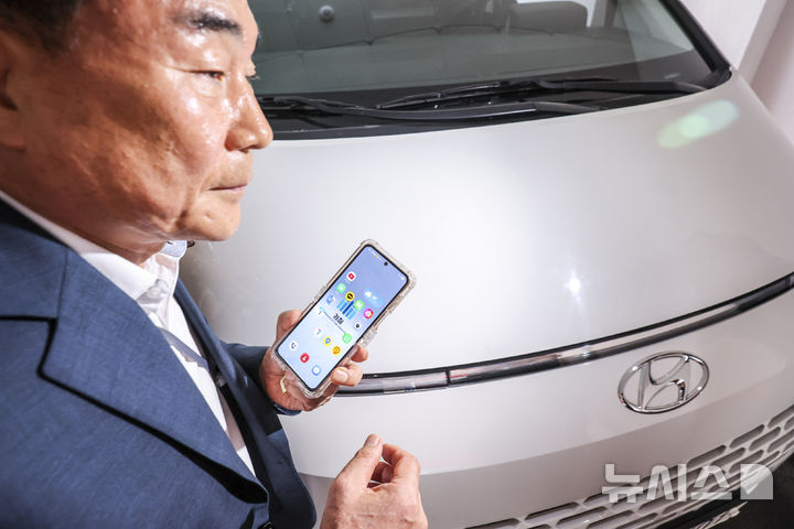 [서울=뉴시스] 조성우 기자 = 김건희 여사와 관련한 의혹을 수사하는 민중기 특별검사팀 관계자가 압수수색을 위해 3일 서울시내에 위치한 삼부토건 사무실로 들어가고 있다. 2025.07.03. xconfind@newsis.com