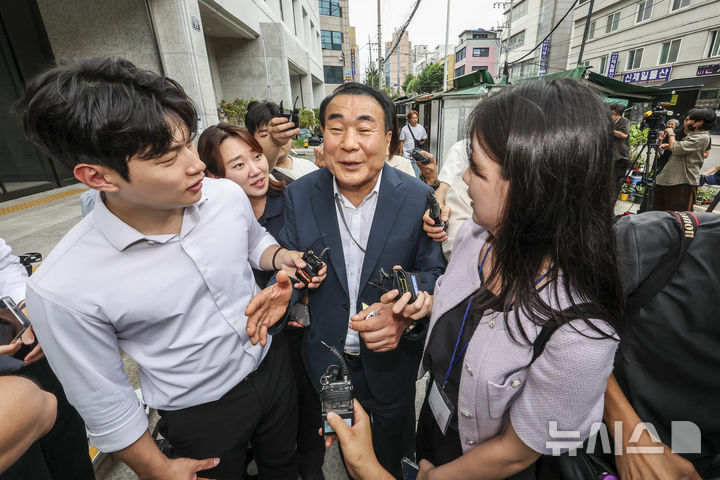 [서울=뉴시스] 조성우 기자 = 김건희 여사와 관련한 의혹을 수사하는 민중기 특별검사팀 관계자가 압수수색을 위해 3일 서울시내에 위치한 삼부토건 사무실로 들어가며 취재진의 질문을 받고 있다. 2025.07.03. xconfind@newsis.com